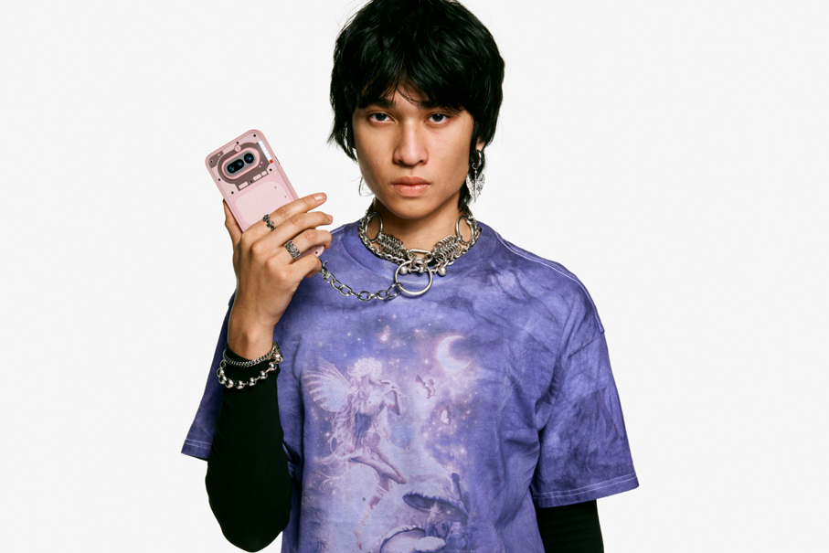 Smartphone (4a) et casque (a): Nothing rajoute de la couleur